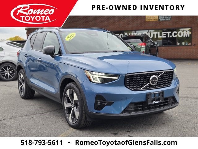 2025 Volvo XC40 Plus Dark Theme