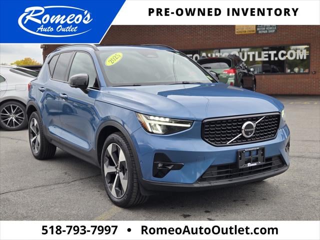 2025 Volvo XC40 Plus Dark Theme
